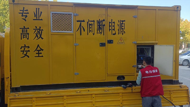 花垣柴油发电机组和UPS电源配合使用时，如何避免切换过程中的电力中断？